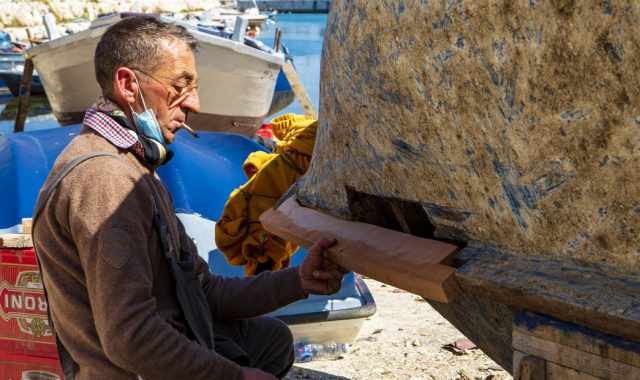 I sopravvissuti "calafatre" di Bari: Ripariamo sul mare i vecchi e colorati gozzi in legno